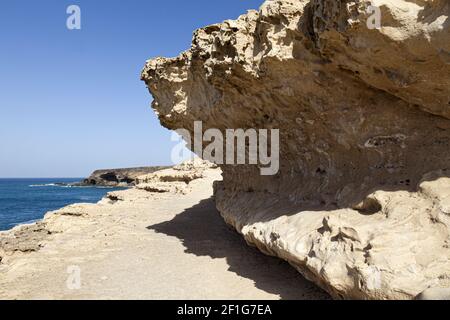 Wellenfelsen am Klippenpfad bei Ajuy, Fuerteventura, Kanarische Inseln Stockfoto