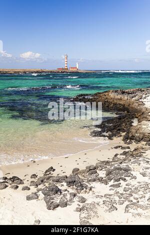 Sandstrände und vulkanische Felsen gegenüber dem Faro De Toston in der Nähe von El Cotillo, Fuerteventura, Kanarische Inseln Stockfoto
