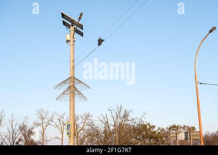 Straßenlaternen betriebene Solarzellen-Panel Stockfoto