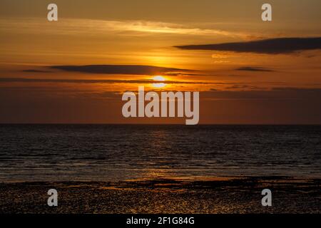 Morecambe, Lancashire, Großbritannien. März 2021, 7th. Die Sonnenuntergänge hinter einem Wolkenufer über Morecmbe. Kredit: PN Nachrichten/Alamy Live Nachrichten Stockfoto