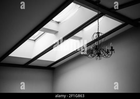 Dachfenster im Dach des Hauses Stockfoto