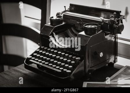 Antike Handschreibmaschine auf dem Tisch Stockfoto