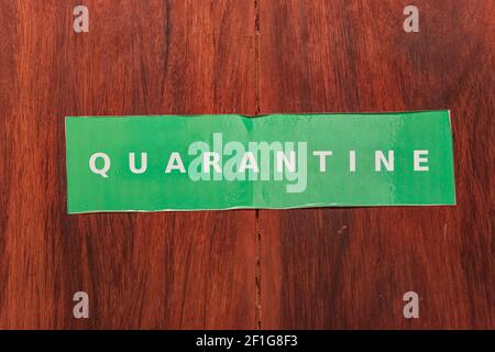 Das Zeichen mit dem Text Quarantäne an der Zimmertür Stockfoto