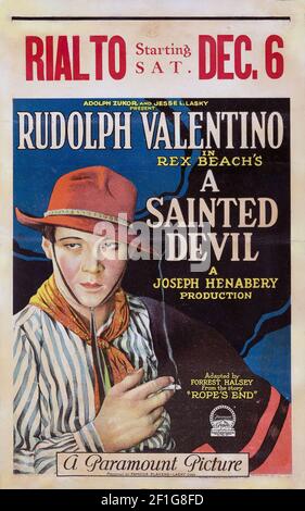 Poster: Rialto: Rudolph Valentino in A Sainted Devil. Ein amerikanischer Stummfilmfilm von 1924 unter der Regie von Joseph Henabery mit Rudolph Valentino. Stockfoto