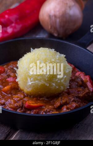 ungarischer Gulasch in einer Eisentanpfanne Stockfoto