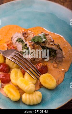 Schweinefilet mit Gnocchi und Sahne-Sauce Stockfoto