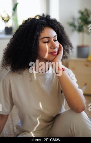 Porträt einer jungen Frau mit geschlossenen Augen im Haus, Ruhe. Stockfoto