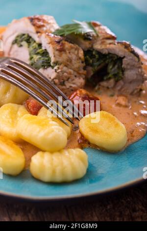Schweinefilet mit Gnocchi und Sahne-Sauce Stockfoto