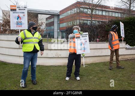 Windsor, Großbritannien. März 2021, 8th. GMB-Mitglieder stehen auf einer Streikposten vor dem Hauptsitz von Centrica, Eigentümer von British Gas. Die britischen Gasingenieure und Mitarbeiter der Gewerkschaft GMB begannen letzte Woche einen weiteren Streik in einer Reihe von Streiks "Stoppt das britische Gasfeuer", nachdem sie mit überwältigender Mehrheit ein Angebot von Centrica ablehnten, um einen Streit über die Wiedereinstellung zu minderwertigen Bedingungen beizulegen. Centrica erzielte £901 ein operatives Ergebnis von 2019 Millionen. Kredit: Mark Kerrison/Alamy Live Nachrichten Stockfoto