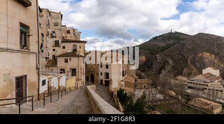 Ein Blick auf die Altstadt von Cuenca mit Eine schmale Straße führt hinunter zu den Casas Colgadas or 'Hängehäuser' Stockfoto