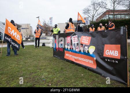 Windsor, Großbritannien. März 2021, 8th. GMB-Mitglieder stehen auf einer Streikposten vor dem Hauptsitz von Centrica, Eigentümer von British Gas. Die britischen Gasingenieure und Mitarbeiter der Gewerkschaft GMB begannen letzte Woche einen weiteren Streik in einer Reihe von Streiks "Stoppt das britische Gasfeuer", nachdem sie mit überwältigender Mehrheit ein Angebot von Centrica ablehnten, um einen Streit über die Wiedereinstellung zu minderwertigen Bedingungen beizulegen. Centrica erzielte £901 ein operatives Ergebnis von 2019 Millionen. Kredit: Mark Kerrison/Alamy Live Nachrichten Stockfoto