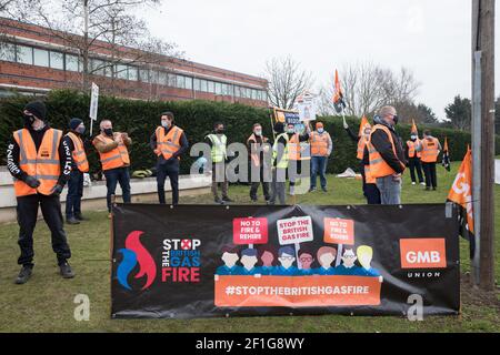 Windsor, Großbritannien. März 2021, 8th. GMB-Mitglieder stehen auf einer Streikposten vor dem Hauptsitz von Centrica, Eigentümer von British Gas. Die britischen Gasingenieure und Mitarbeiter der Gewerkschaft GMB begannen letzte Woche einen weiteren Streik in einer Reihe von Streiks "Stoppt das britische Gasfeuer", nachdem sie mit überwältigender Mehrheit ein Angebot von Centrica ablehnten, um einen Streit über die Wiedereinstellung zu minderwertigen Bedingungen beizulegen. Centrica erzielte £901 ein operatives Ergebnis von 2019 Millionen. Kredit: Mark Kerrison/Alamy Live Nachrichten Stockfoto