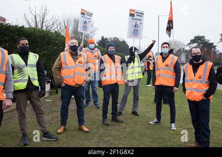 Windsor, Großbritannien. März 2021, 8th. GMB-Mitglieder stehen auf einer Streikposten vor dem Hauptsitz von Centrica, Eigentümer von British Gas. Die britischen Gasingenieure und Mitarbeiter der Gewerkschaft GMB begannen letzte Woche einen weiteren Streik in einer Reihe von Streiks "Stoppt das britische Gasfeuer", nachdem sie mit überwältigender Mehrheit ein Angebot von Centrica ablehnten, um einen Streit über die Wiedereinstellung zu minderwertigen Bedingungen beizulegen. Centrica erzielte £901 ein operatives Ergebnis von 2019 Millionen. Kredit: Mark Kerrison/Alamy Live Nachrichten Stockfoto