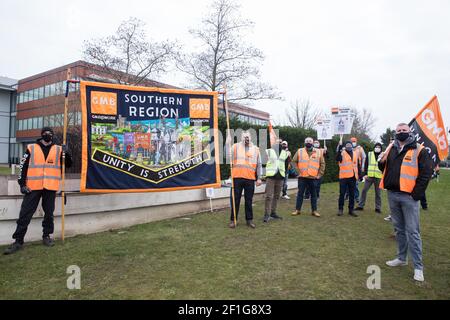 Windsor, Großbritannien. März 2021, 8th. GMB-Mitglieder stehen auf einer Streikposten vor dem Hauptsitz von Centrica, Eigentümer von British Gas. Die britischen Gasingenieure und Mitarbeiter der Gewerkschaft GMB begannen letzte Woche einen weiteren Streik in einer Reihe von Streiks "Stoppt das britische Gasfeuer", nachdem sie mit überwältigender Mehrheit ein Angebot von Centrica ablehnten, um einen Streit über die Wiedereinstellung zu minderwertigen Bedingungen beizulegen. Centrica erzielte £901 ein operatives Ergebnis von 2019 Millionen. Kredit: Mark Kerrison/Alamy Live Nachrichten Stockfoto