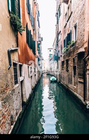 Enge Kanäle von Venedig Italien Stockfoto