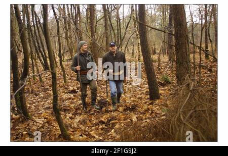 Wildschweinjagd in 'CHASSE DE LA LOIRE' in Frankreich....Chefkoch von Caprice Holdings Ltd. Mark Hix auf einem Jagdausflug nach Chasse de la Loire, Gastgeber Niels Bryan-Low führt Mark durch den Wald auf der Suche nach Wildschwein.pic David Sandison 2/3/2003 Stockfoto