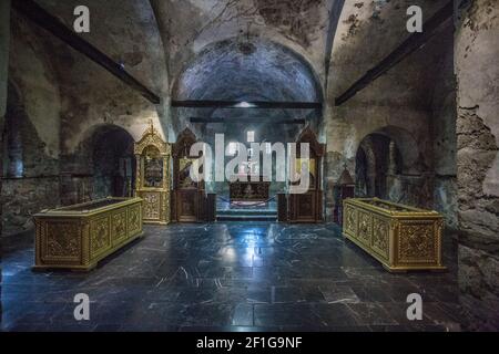 Das Innere der Heiligen Nedelya Kirche in Batak, mit den Knochen der Toten. Stockfoto