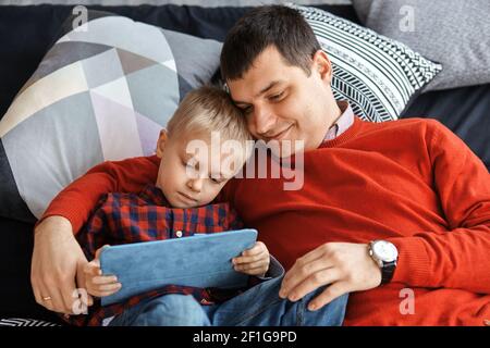 Vater und Sohn spielen auf einem tablet Stockfoto