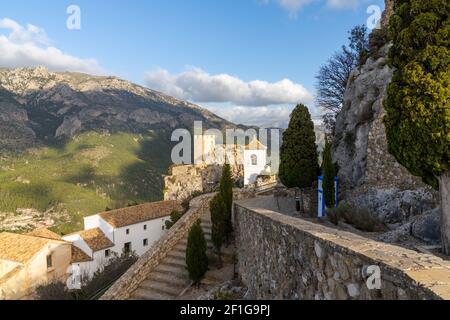 Das Schloss und die Kirche im historischen alten Dorfkern Von El Castell de Guadalest in Spanien Stockfoto