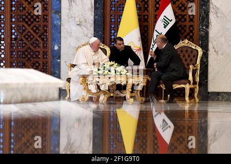 Bagdad, Irak. März 2021, 08th. Papst Franziskus spricht mit dem irakischen Präsidenten Barham Salih (R), bevor er am Montag, den 8. März 2021, am internationalen Flughafen Bagdad in Bagdad, Irak, nach Rom abreist. Foto von der Pressestelle des irakischen Präsidenten/UPI Credit: UPI/Alamy Live News Stockfoto