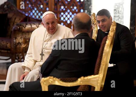 Bagdad, Irak. März 2021, 08th. Papst Franziskus spricht mit dem irakischen Präsidenten Barham Salih, bevor er am Montag, den 8. März 2021, am internationalen Flughafen Bagdad in Bagdad, Irak, nach Rom abreist. Foto von der Pressestelle des irakischen Präsidenten/UPI Credit: UPI/Alamy Live News Stockfoto