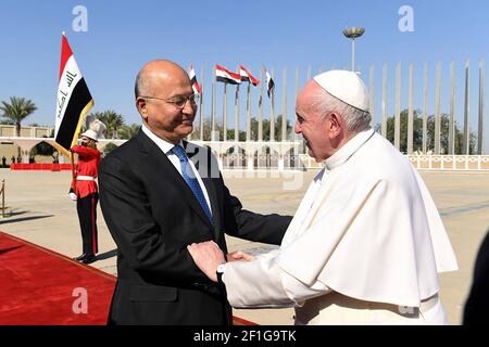 Bagdad, Irak. März 2021, 08th. Papst Franziskus verabschiedet sich von Iraks Präsident Barham Salih, bevor er am Montag, den 8. März 2021, auf dem Internationalen Flughafen Bagdad in Bagdad, Irak, nach Rom abreist. Foto von der Pressestelle des irakischen Präsidenten/UPI Credit: UPI/Alamy Live News Stockfoto