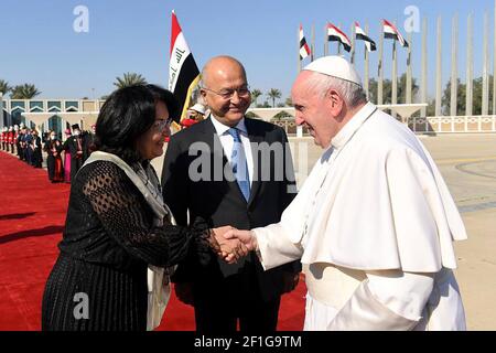 Bagdad, Irak. März 2021, 08th. Papst Franziskus verabschiedet sich vom irakischen Präsidenten Barham Salih und seiner Frau Sarbagh Salih, bevor er am Montag, den 8. März 2021, auf dem Bagdad International Airport in Bagdad, Irak, nach Rom abreist. Foto von der Pressestelle des irakischen Präsidenten/UPI Credit: UPI/Alamy Live News Stockfoto