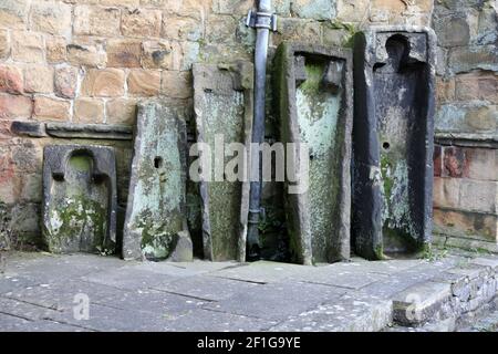 Steinsärge vor der Bakewell All Saints Church in Derbyshire Stockfoto