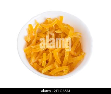 Kandierte Orangenschalen. Isoliert auf weißem Hintergrund. Stockfoto