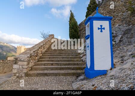 Alte Steintreppen führen zum alten Tempelritterschloss In Guadalest Stockfoto