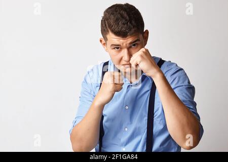 Junger Geschäftsmann unterrichtet mit Fäusten Stockfoto