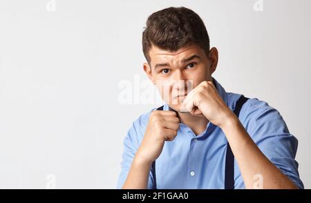 Junger Geschäftsmann unterrichtet mit Fäusten Stockfoto