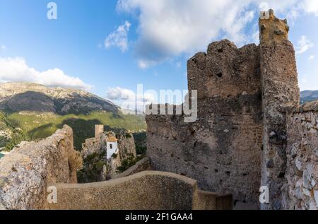 Blick auf die alte Burgruine und die Kirche oben Der Klippen in El Castell de Guadalest Stockfoto