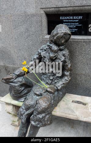 Eleanor Rigby mit Narzissen (Statue von Tommie Steele) Im Stadtzentrum von Liverpool Stockfoto