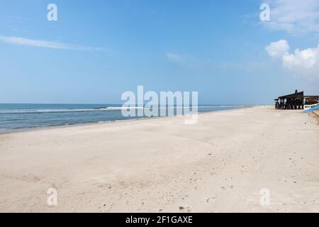 Schöner Strand mit spanischem Chiringuito Stockfoto