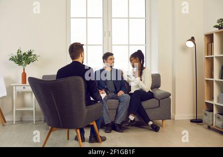 Multirassisches Familienpaar diskutieren erhielt Angebot von Finanzberater Stockfoto