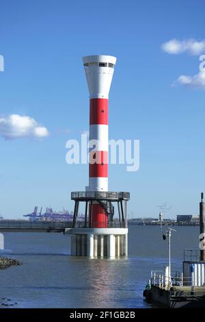Blick auf den Hamburger Hafen und den Leuchtturm Die Ufer der Elbe Stockfoto