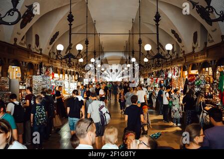 Markt im zentralen Touristenviertel von Krakau Stockfoto