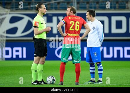 Schiedsrichter Wim Smet, Oostende's Kevin Vandendriessche und Gent's Sven Kums vor dem Start eines Fußballmatches zwischen KAA Gent und KV Oostende, Stockfoto