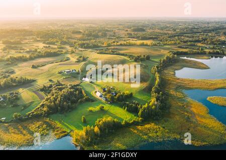 Braslaw Oder Braslau, Witebsk Voblast, Weißrussland. Luftaufnahme Der Halbinsel Makovichi In Der Nähe Des Nedrava-Sees. Landschaft Im Sonnigen Morgen. Blick Von Oben Auf Wunderschön Stockfoto