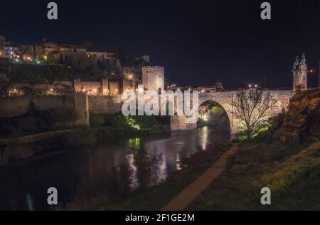 Nachtansicht der Alcantara Brücke in Toledo, Castilla La Mancha, Spanien Stockfoto