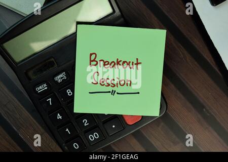 Breakout Session Schreiben Sie auf Haftnotizen isoliert auf Holztisch. Stockfoto