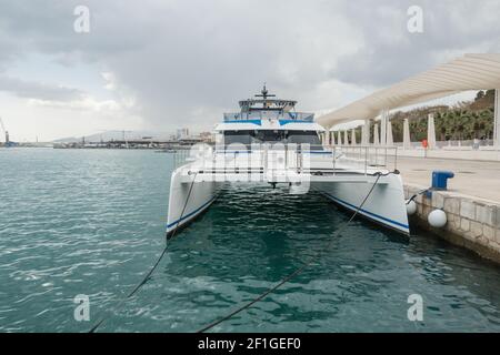 Katamaran für touristische Ausflüge, festgemacht im Hafen von Malaga, Muelle uno, Andalusien, Costa del sol, Spanien. Stockfoto