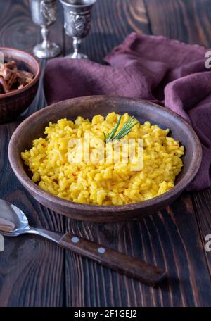 Portion Safranrisotto mit gebratenen Pfifferlingen Stockfoto