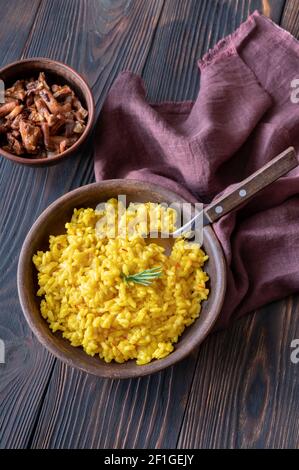 Portion Safranrisotto mit gebratenen Pfifferlingen Stockfoto