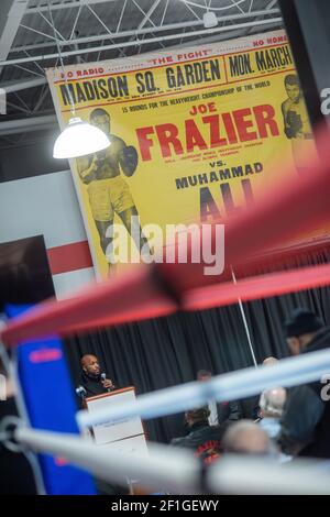 Feasterville, Usa. März 2021, 08th. Joe Frazier Jr. spricht mit den Medien, während Freunde und Familie des ehemaligen Schwergewichtsweltmeisters und der Sportikone von Philadelphia, Joe Frazier, am 50th. März 08 2021 im Joe Hand Gym in Feasterville, Pennsylvania, eine neue 9-Fuß-hohe Statue zum 1.600. Jahrestag des legendären Joe Frazier-Muhammad Ali Fight widmen und enthüllen. Kredit: William Thomas Cain/Alamy Live Nachrichten Stockfoto