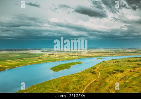 Rechyza, Region Gomel, Weißrussland. Luftaufnahme Des Dnjepr Flusses. Himmel Über Green Meadow Und Flusslandschaft. Blick Von Oben Auf Die Europäische Natur Aus Der Höhe Stockfoto