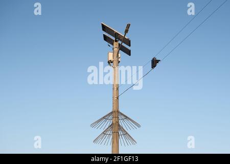 Straßenlaternen betriebene Solarzellen-Panel Stockfoto