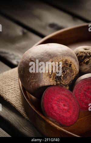 Frische Rüben in Holzplatte. Auf einem hölzernen Hintergrund. Ernte Gemüse Kochen Konzeption . Diät oder vegetarische Ernährung Konzept. Stockfoto