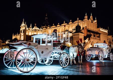 Den alten Platz in der Nacht Krakau mit Pferdekutschen Stockfoto